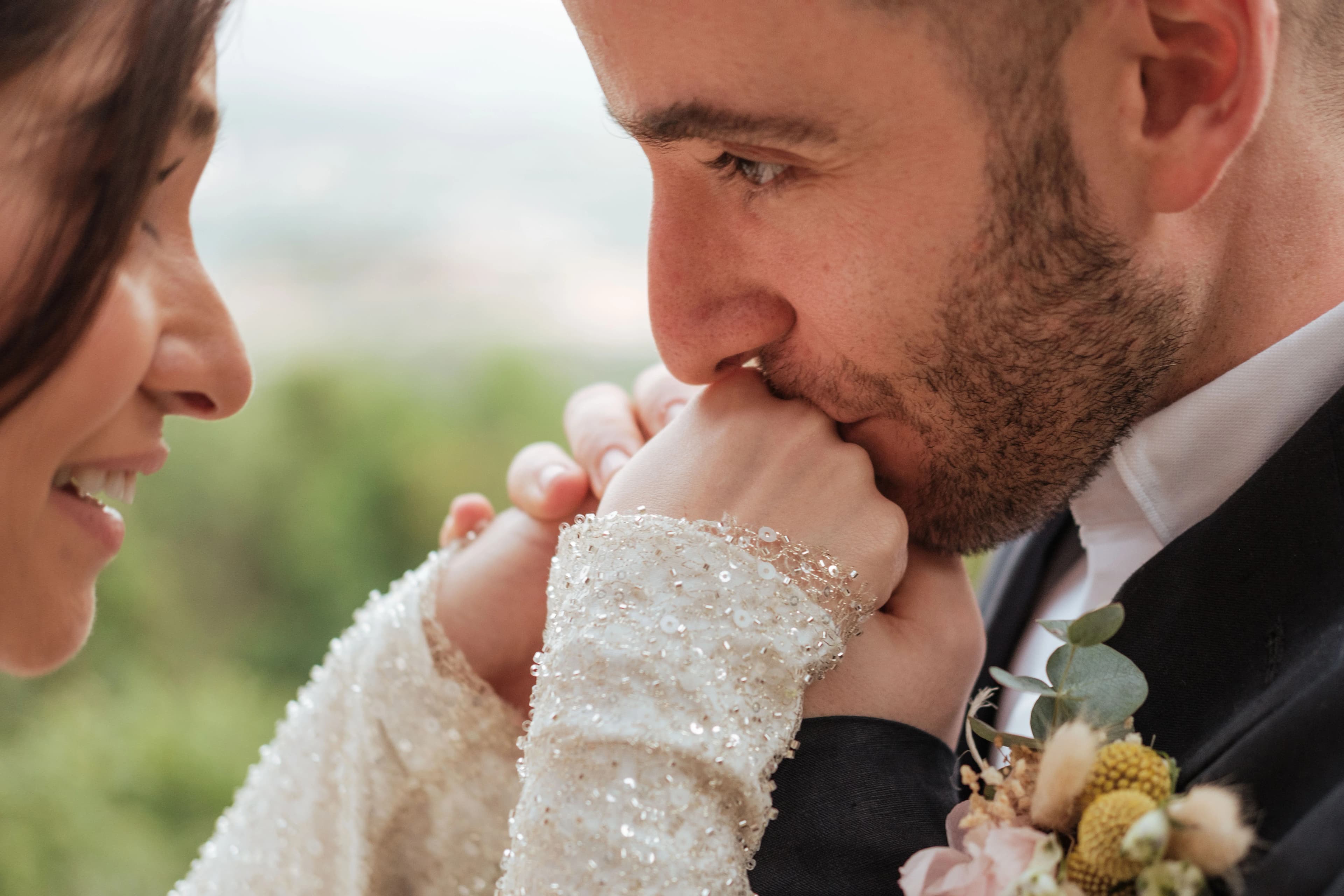 Primer plano del novio besando la mano de la novia en su boda en Casa Terma, Girón.
