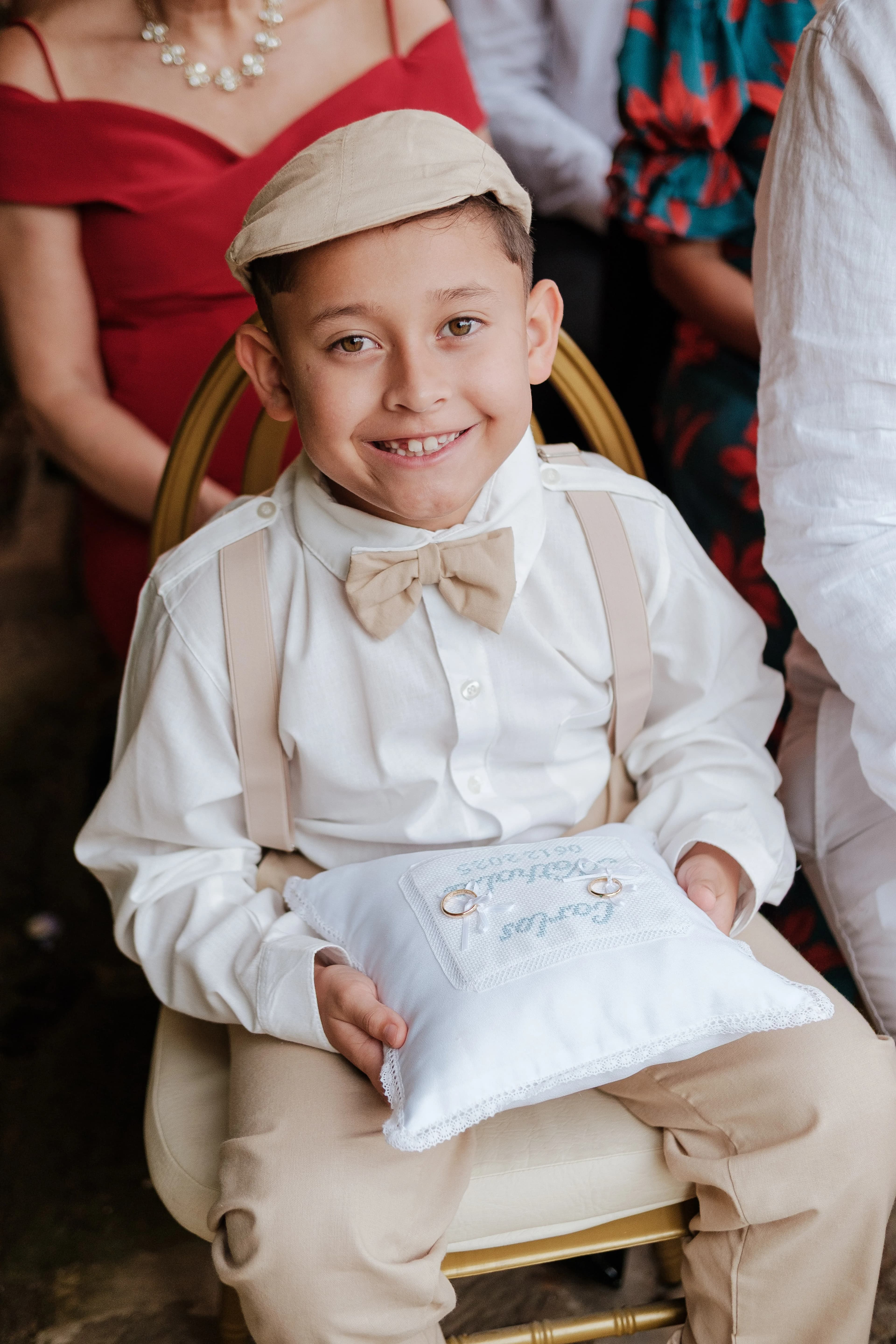 Niño pajecito con los anillos de boda en Casa Antonio, Girón, Santander